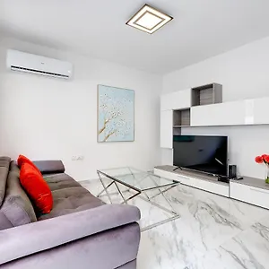 https://cosy-apartment-steps-to-st-georges-bay.hotelssaintjulians.com